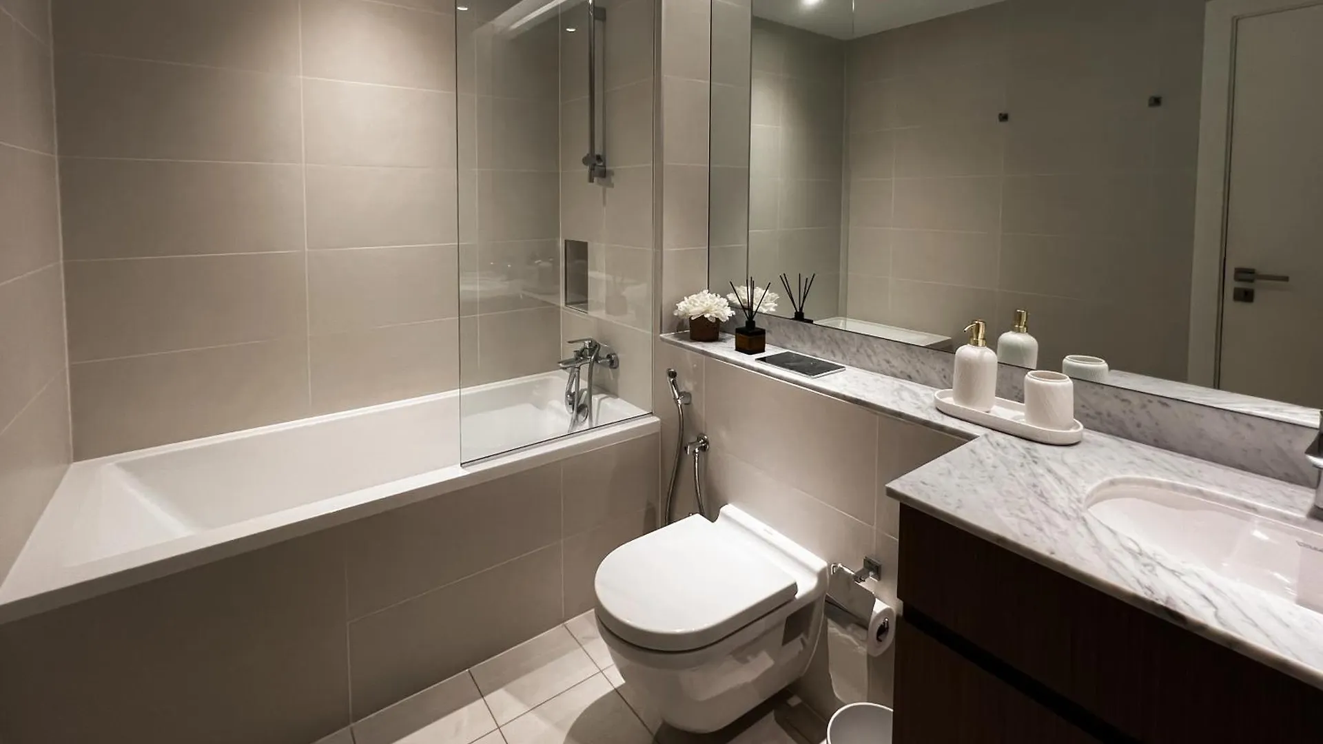 Exquisite 2Br Apartment In La Cote Building 5 Dubai 0*,